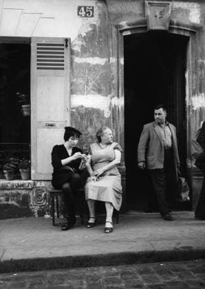 Film Irma La Douce Actress Shirley MacLaine with locals at Paris Paris France  Copyright: xLeoxFuchsx R0211-MacLaine-ILD