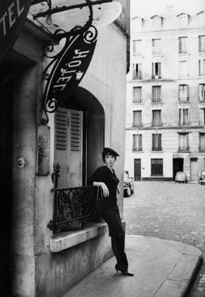 Film Irma La Douce Actress Shirley MacLaine walking around Paris Paris France  Copyright: xLeoxFuchsx R0212-MacLaine-ILD