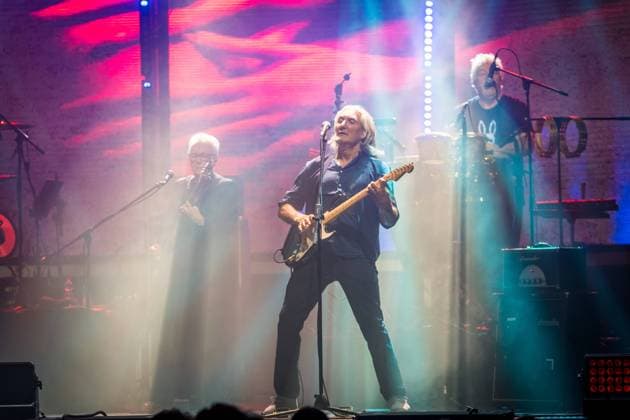Entertainment Themen der Woche KW45 Entertainment Bilder des Tages Die italienisch-britische Band Dire Straits Legacy ist eine Tributband an die legendäre Britische Band um den Gitarristen Mark Knopfler. Hier bei einem Auftritt im Haus Auensee in Leipzig. Die Band setzt sich aus den ehemaligen Bandmitgliedern: Phil Palmer (Gitarre); Danny Cummings (Percussion); Mel Collins (Saxophon); Alan Clark (Keyboard) sowie der Produzentenlegende Trevor Horn (Video killed the Radiostar) und den Italienern: MARCO CAVIGLIA, PRIMIANO DIBIASE und CRISTIANO MICALIZZI Dire Straits Legacy Leipzig *** The Italian-British band Dire Straits Legacy is a tribute band to the legendary British band around guitarist Mark Knopfler Here at a performance at Haus Auensee in Leipzig The band consists of the former band members Phil Palm