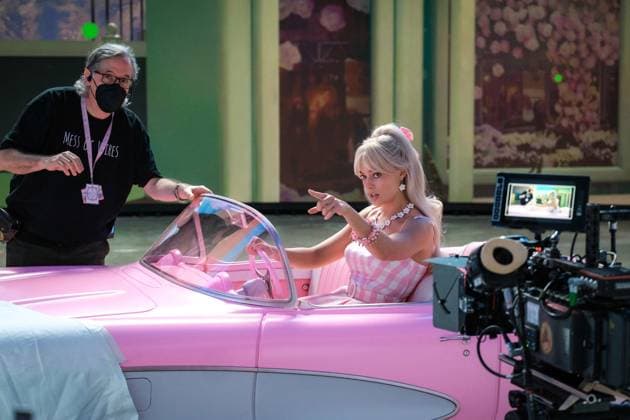 RECORD DATE NOT STATED BARBIE, from left: cinematographer Rodrigo Prieto, Margot Robbie, on set, 2023. ph: Jaap Buitendijk Warner Bos. Courtesy Everett Collection PUBLICATIONXNOTxINxCANxCHNxFRAxITAxJPNxNORxPOLxRUSxESPxUKxUSA