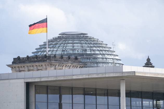 Blick auf das Paul-Löbe-Haus und die Reichtstagskuppel im Hintergrund im Berliner Regierungsviertel im Herbst 2023 ;Blick auf das Paul-Löbe-Haus und die Reichtstagskuppel im Hintergrund im Berliner Regierungsviertel im Herbst 2023 , Berlin Berlin Deutschland Regierungsviertel *** View of the Paul Löbe House and the Reichstag dome in the background in Berlins government district in the fall of 2023 View of the Paul Löbe House and the Reichstag dome in the background in Berlins government district in the fall of 2023 , Berlin Berlin Germany government district