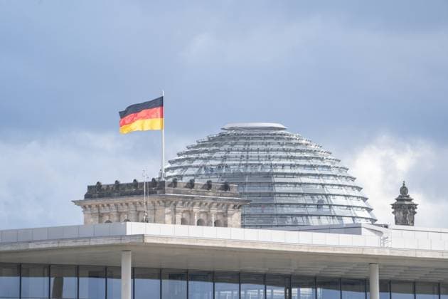 Blick auf das Paul-Löbe-Haus und die Reichtstagskuppel im Hintergrund im Berliner Regierungsviertel im Herbst 2023 ;Blick auf das Paul-Löbe-Haus und die Reichtstagskuppel im Hintergrund im Berliner Regierungsviertel im Herbst 2023 , Berlin Berlin Deutschland Regierungsviertel *** View of the Paul Löbe House and the Reichstag dome in the background in Berlins government district in the fall of 2023 View of the Paul Löbe House and the Reichstag dome in the background in Berlins government district in the fall of 2023 , Berlin Berlin Germany government district