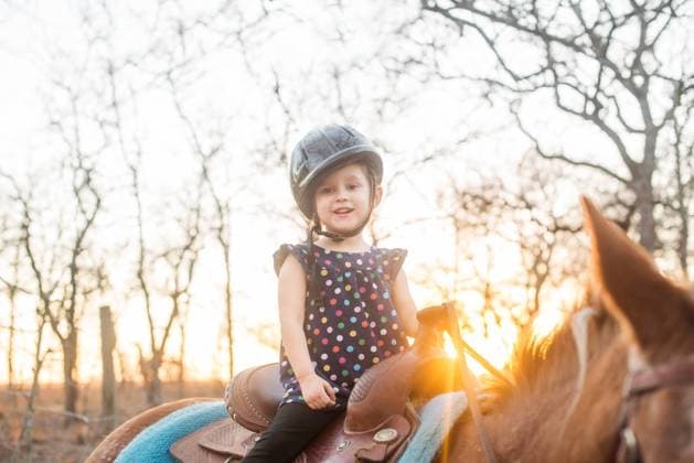 IMAGO Creative, Kinder auf dem Reiterhof Girl Horseback Riding In The Texas Sunset Sunshine San Antonio, Texas, United States R_RVQP22031530-951329-01 ,model released, Symbolfoto