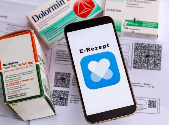 07.11.2023, Arzneimittel auf Arzt-Rezept können künftig per E-Rezept mittels gleichnamiger Handy-App in der Apotheke erworben werden, zum Beispiel Ibuprofen und Dolormin-Tabletten. 07.11.2023, Ibuprofen auf E-Rezept 07.11.2023, Ibuprofen auf E-Rezept *** 07 11 2023, Medicines on a doctors prescription can in future be purchased by e-prescription using the mobile app of the same name in the pharmacy, for example ibuprofen and Dolormin tablets 07 11 2023, Ibuprofen on e-prescription 07 11 2023, Ibuprofen on e-prescription