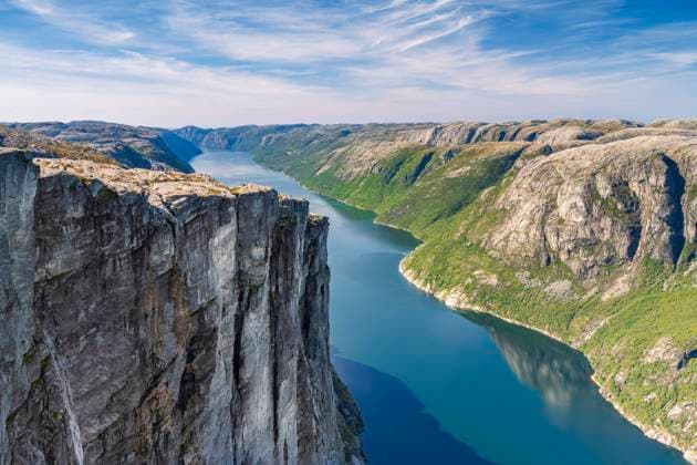  Felswand des Kjerag über dem Lysefjord, Lysebotn, Rogaland, Norwegen, Europa *** Rock face of Kjerag via the Lysefjord, Lysebotn, Rogaland, Norway, Europe Copyright: imageBROKER/RobertxHaasmann ibxroh09801794.jpg