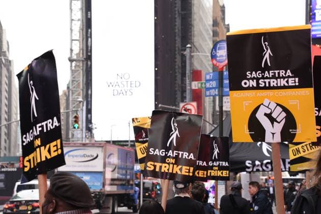 SAG-AFTRA Strike in front of the Paramount offices in New York City. Featuring: SAG-AFTRA Strike in front Of the Paramount Offices Where: New York City, New York, United States When: 07 Nov 2023 Credit: mpi099 Media Punch INSTARimages EDITORIAL USE ONLY. NOT FOR USE BY NEWSPAPERS BASED IN THE UK. Copyright: xMediaPunchx 53190390