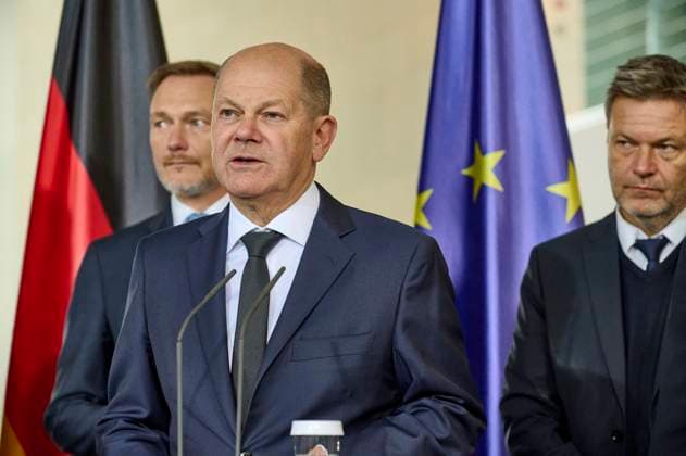 Christian Lindner + Olaf Scholz + Robert Habeck DEU, Berlin, 08.11.23: Pressestatement von Bundeskanzler Olaf Scholz (SPD) - Entgegennahme des Jahresgutachtens zur Begutachtung der gesamtwirtschaftlichen Entwicklung 2023 2024. v.l.n.r. Christian Lindner (FDP) + Olaf Scholz (SPD)+ Robert Habeck (B90 DieGrünen). *** Christian Lindner Olaf Scholz Robert Habeck DEU, Berlin, 08 11 23 Press statement by Federal Chancellor Olaf Scholz SPD Acceptance of the Annual Economic Assessment 2023 2024 f l n r Christian Lindner FDP Olaf Scholz SPD Robert Habeck B90 The Greens