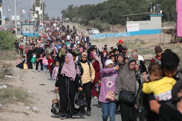 Bilder des Jahres 2023, News 11 November Palestinians flee to the southern Gaza Strip on Salah al-Din Street in Bureij, Gaza Strip, Palestinians flee to the southern Gaza Strip on Salah al-Din Street in Bureij, Gaza Strip, on Wednesday, November 8, 2023. Photo by STR apaimages Gaza city Gaza Strip Palestinian Territory 081123_Gaza_ATR_00(29) Copyright: xapaimagesxSTRx xapaimagesx