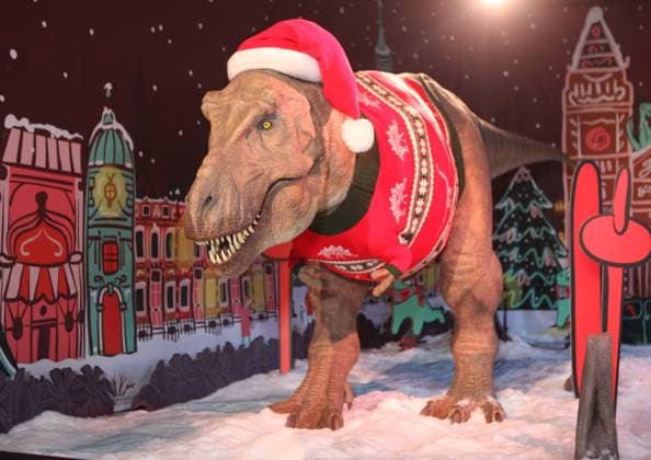 Christmas T-Rex London.UK. The Natural History Museum unveils their 2023 Christmas jumper as modelled by their giant animatronic T-Rex (Tyrannosaurus Rex). The jumper is available to buy in the www.nhmshop.co.uk. Visitors to the museum can now see the display in the Darwin Centre at the Natural History Museum. 7th November 2023. LMK11-S071123-001 