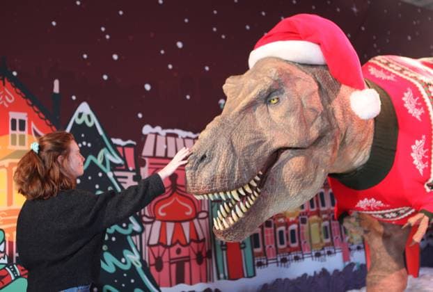 Christmas T-Rex London.UK. The Natural History Museum unveils their 2023 Christmas jumper as modelled by their giant animatronic T-Rex (Tyrannosaurus Rex). The jumper is available to buy in the www.nhmshop.co.uk. Visitors to the museum can now see the display in the Darwin Centre at the Natural History Museum. 7th November 2023. LMK11-S071123-001 