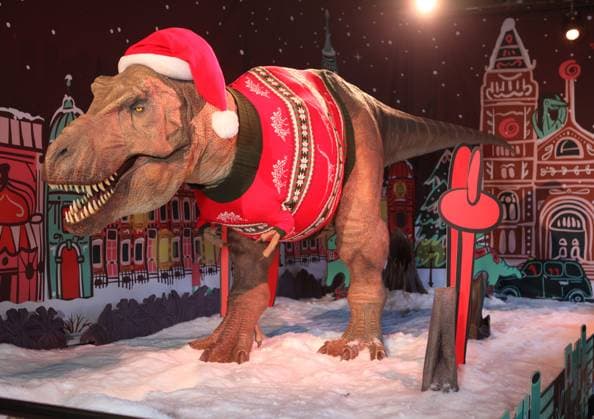 Christmas T-Rex London.UK. The Natural History Museum unveils their 2023 Christmas jumper as modelled by their giant animatronic T-Rex (Tyrannosaurus Rex). The jumper is available to buy in the www.nhmshop.co.uk. Visitors to the museum can now see the display in the Darwin Centre at the Natural History Museum. 7th November 2023. LMK11-S071123-001 