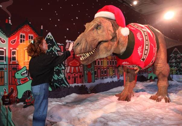 Christmas T-Rex London.UK. The Natural History Museum unveils their 2023 Christmas jumper as modelled by their giant animatronic T-Rex (Tyrannosaurus Rex). The jumper is available to buy in the www.nhmshop.co.uk. Visitors to the museum can now see the display in the Darwin Centre at the Natural History Museum. 7th November 2023. LMK11-S071123-001 