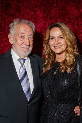 Bilder des Jahres 2023, Entertainment 11 November Entertainment Themen der Woche KW45 Entertainment Bilder des Tages Musical Premiere - Romeo & Julia Liebe ist Alles Dieter Didi Hallervorden mit Ehefrau Christiane Zander bei der Gala-Premiere von PALAZZO im Spiegelpalast am 08.11.2023 in Berlin. *** Musical premiere Romeo Juliet Love is everything Dieter Didi Hallervorden with wife Christiane Zander at the gala premiere of PALAZZO at the Spiegelpalast on 08 11 2023 in Berlin Copyright: xEventpressxKochanx