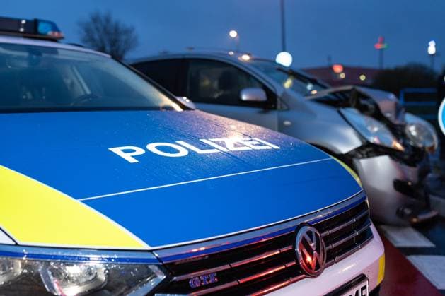 Melle, Deutschland 09. November 2023: Ein Einsatzfahrzeug, Streifenwagen, der Polizei steht mit Blaulicht und Schriftzug an einem Unfallort. Landkreis Osnabrück Niedersachsen *** Melle, Germany 09 November 2023 An emergency vehicle, patrol car, of the police stands with blue lights and lettering at the scene of an accident District of Osnabrück Lower Saxony Copyright: xFotostandx xGelhotx