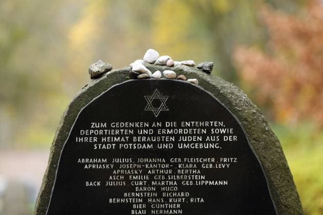 Gedenkstein mit 130 Namen von Potsdamer Juden während einer Gedenkveranstaltung zum 85. Jahrestag der Reichspogromnacht auf dem Jüdischen Friedhof in Potsdam, 9. November 2023. Gedenken an Reichspogromnacht in Potsdam *** Memorial stone with 130 names of Potsdam Jews during a commemoration ceremony on the 85th anniversary of the Reichspogromnacht at the Jewish Cemetery in Potsdam, November 9, 2023 Commemoration of the Reichspogromnacht in Potsdam