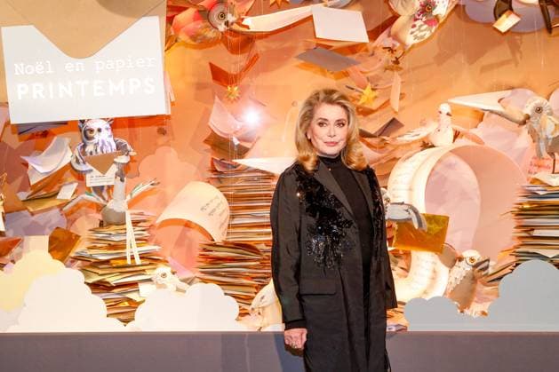 Bilder des Jahres 2023, Entertainment 11 November Entertainment Themen der Woche KW45 Entertainment Bilder des Tages Catherine Deneuve inaugure les vitrines de NoÃ«l 2023 du Printemps Haussmann Ã Paris L actrice Catherine Deneuve lors de l inauguration les vitrines de NoÃ«l 2023 du Printemps Haussmann Ã Paris, France, le 9 novembre 2023. Christophe Clovis Bestimage French actress Catherine Deneuve during the Christmas window display ceremony at the Printemps Haussmann department store in Paris, France, on November 9, 2023. Paris France  Copyright: xChristophexClovisx xBestimagexChristophexClovisx xBestimagex
