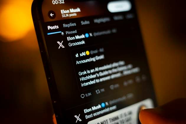 Electronic Portable Device Illustration Images The X app, formerly known as Twitter is seen while a user scrolls through his feed in this photo illustration taken on 10 November, 2023 in Warsaw, Poland. Warsaw Poland  Copyright: xJaapxArriensx originalFilename: arriens-electron231110_npcWv.jpg