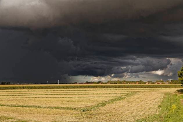 Unwetter über den Feldern Unwetter über den Feldern Copyright: xZoonar.com rolfxpoetschx 12577968