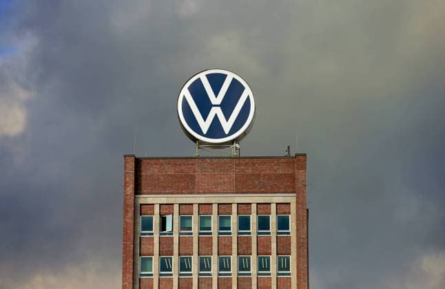 VW Verw, Gebäude in Wolfsburg mit VW Emblem - gesehen am 08.11.2023 *** VW Verw, building in Wolfsburg with VW emblem seen on 08 11 2023