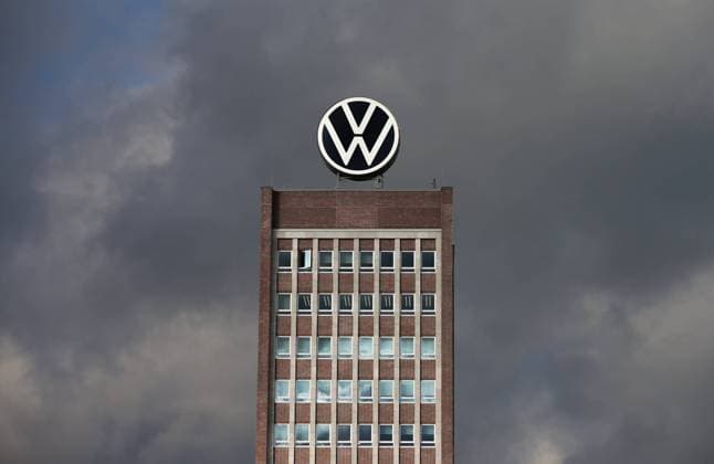 VW Verw, Gebäude in Wolfsburg mit VW Emblem - gesehen am 08.11.2023 *** VW Verw, building in Wolfsburg with VW emblem seen on 08 11 2023