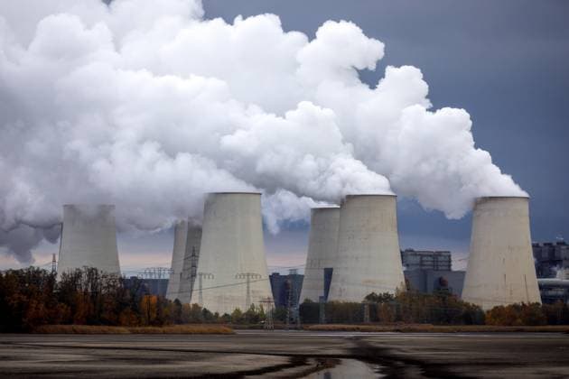 Braunkohlekraftwerk Jaenschwalde DEU Deutschland Brandenburg Peitz, 10.11.2023, Das Kraftwerk Jaenschwalde (LEAG) an einem trueben Herbsttag im November, Wasserdampf steigt aus den Kuehltuermen des Kraftwerks auf, im Vordergrund die bereits abgelassenen Peitzer Fischteiche. *** Lignite-fired power plant Jaenschwalde DEU Germany Brandenburg Peitz, 10 11 2023, The Jaenschwalde LEAG power plant on a cloudy autumn day in November, steam rises from the cooling towers of the power plant, in the foreground the already drained Peitz fish ponds AF_Jaenschwalde_86393.jpeg