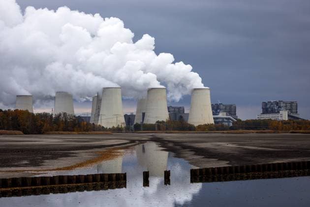 Braunkohlekraftwerk Jaenschwalde DEU Deutschland Brandenburg Peitz, 10.11.2023, Das Kraftwerk Jaenschwalde (LEAG) an einem trueben Herbsttag im November, Wasserdampf steigt aus den Kuehltuermen des Kraftwerks auf, im Vordergrund die bereits abgelassenen Peitzer Fischteiche. *** Lignite-fired power plant Jaenschwalde DEU Germany Brandenburg Peitz, 10 11 2023, The Jaenschwalde LEAG power plant on a cloudy autumn day in November, steam rises from the cooling towers of the power plant, in the foreground the already drained Peitz fish ponds AF_Jaenschwalde_86395.jpeg