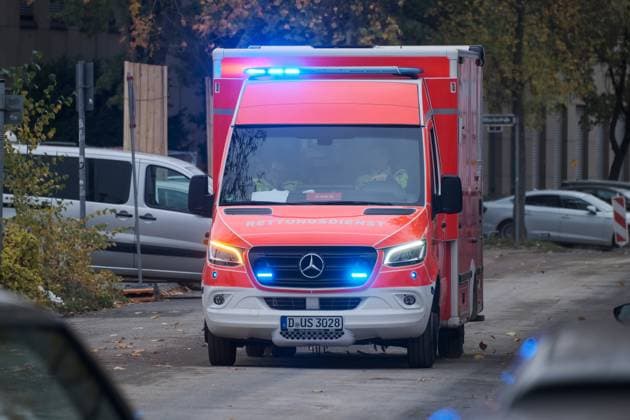 Feuerwehr und Notarzt, Symbolfotos Düsseldorf 10.11.2023 Rettungswagen Rettungsdienst Rettungstransportwagen RTW Krankenwagen Feuerwehr Langenfeld Notarzt Blaulicht Sondersignal Notfall Rettungseinsatz Drehlicht Rettung Wegerecht Rundumkennleuchte Einsatzleuchte Düsseldorf Nordrhein-Westfalen Deutschland *** Düsseldorf 10 11 2023 Ambulance rescue service ambulance RTW ambulance fire department Langenfeld emergency doctor blue light special signal emergency rescue operation rotating light rescue right of way rotating beacon emergency beacon Düsseldorf North Rhine-Westphalia Germany