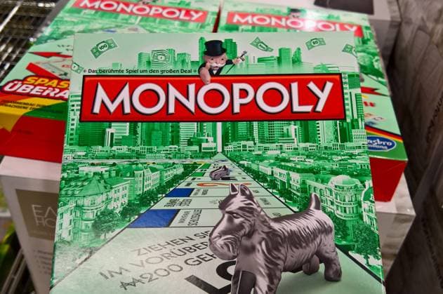 Monopoly - Spiel bzw Brettspiel. Markeninhaber lt Internetsuche ist Parker Brothers bzw Hasbro *** Monopoly game or board game trademark owner according to internet search is Parker Brothers or Hasbro
