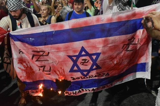 November 10, 2023, Rio de Janeiro, Brazil: Protestors burn Israeli flag. Demonstration in support of Palestine had conflict with some protesters and the press, the military police used stun bombs and tear gas to disperse people, the clash followed by rioting took place in the central area of the city, in front of the United States consulate. Rio de Janeiro Brazil - ZUMAt142 20231110_aap_t142_037 Copyright: xFabioxTeixeirax