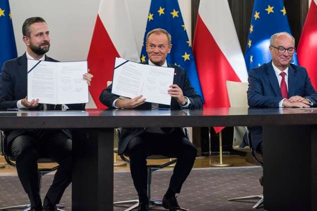 November 10, 2023, Warsaw, Poland: Wladyslaw Kosiniak-Kamysz (L), head of the Polish People s Party, Donald Tusk (C), head of the Civic Coalition, Wlodzimierz Czarzasty (R), the co-chairman of the New Left party, show the signed coalition agreement in the Parliament. The leaders of Polish opposition parties have signed a coalition agreement that lays out a road map for governing the nation over the next four years. The parties collectively won a majority of votes in last month™s parliamentary election. Their candidate to be the next prime minister is Donald Tusk, a former prime minister who leads the largest of the opposition parties, the centrist Civic Platform. Tusk said the parties worked to seal their agreement a day before the Indepe - ZUMAs197 20231110_aaa_s197_078 Copyright: xAttilaxHusejnowx