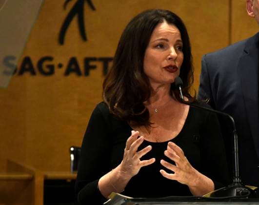 (L-R) SAG-AFTRA President Fran Drescher and National Executive Director and Chief Negotiator Duncan Crabtree-Ireland speaks about the actor strike being over and the details of new contract Friday, Los Angeles CA USA. Nov 10, 2023 Los Angeles USA - ZUMAbl1_ 20231110_zaf_bl1_020 Copyright: xGenexBlevinsx