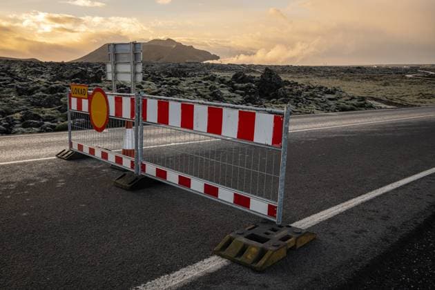 Bilder des Jahres 2023, News 11 November News Themen der Woche KW45 News Bilder des Tages November 10, 2023, Grindavik, Iceland: The access road to Blue Lagoon has been closed to avoid incidents in the area in the event of a possible volcanic eruption. Iceland is preparing for another volcanic eruption on the Reykjanes peninsula. After more than 1400 earthquakes during the last 48 hours in the Grindavik area, experts warn of a very likely volcanic eruption in the coming days. In 2021, 2022 and 2023, successive volcanic eruptions have occurred near the Grindavik area, populated with some 3200 people. For the time being, the well-known Blue Lagoon thermal spa has closed its doors due to the great risk that a volcanic fissure could open up in the same area. Grindavik Iceland - ZUMAs197 20231110_aaa_s197_279 Copyright: xRaulxMorenox