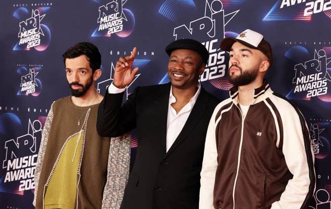 Photocall de la 25eme cÃ rÃ monie des NRJ Music Awards (NMA) au palais des Festivals et des Congres de Cannes MC Solaar (Claude MC, Claude M Baral) entre Bigflo et Oli (Florian et Olivio Ordonez) au photocall de la 25eme cÃ rÃ monie des NRJ Music Awards (NMA) au palais des Festivals et des Congres de Cannes, France, le 10 novembre 2023. Dominique Jacovides Bestimage Celebs attend the 25th NRJ Music Awards - Red Carpet arrivals at Palais des Festivals in Cannes, France, on November 10, 2023. Cannes France  Copyright: xDOMINIQUExJACOVIDESx xBESTIMAGExDOMINIQUExJACOVIDESx xBESTIMAGEx