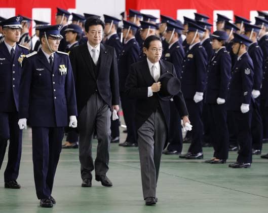 News Themen der Woche KW45 Japan PM Kishida visits ASDF base Japanese Prime Minister Fumio Kishida (front, R) attends the Japan Air Self-Defense Force s troop inspection ceremony at its Iruma air base in Saitama Prefecture, eastern Japan, on Nov. 11, 2023.  A14AA0002120260P