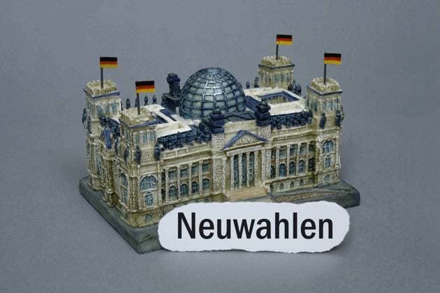 Reichstag mit Schriftzug Neuwahlen Reichstag mit Schriftzug Neuwahlen, 11.11.2023, Borkwalde, Brandenburg, Vor dem Modell des Reichstages befindet sich der Schriftzug Neuwahlen. *** Reichstag with lettering New Elections Reichstag with lettering New Elections, 11 11 2023, Borkwalde, Brandenburg, In front of the model of the Reichstag is the lettering New Elections