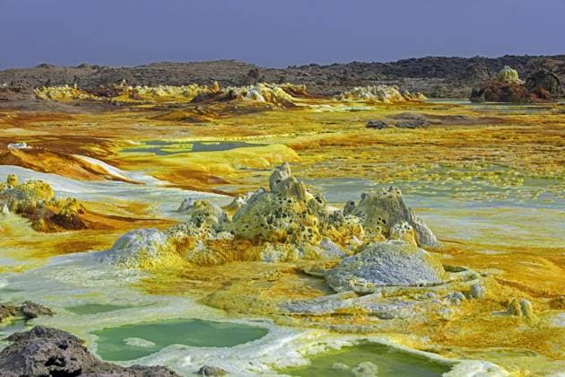  Dallol Schwefelquellen, heiße Quellen in der Danakilsenke die Sole und saure Flüssigkeit in grüne Säureteiche abgeben, Region Afar, Äthiopien, Afrika *** Dallol Sulphur springs, hot Sources in the Danakilsenke the Sole and Acid Liquid in green Acid ponds deliver, Region Afar, Ethiopia, Africa Copyright: imageBROKER/alimdix/xArterrax/xMaricaxvanxderxMeer ibltsm09825723.jpg
