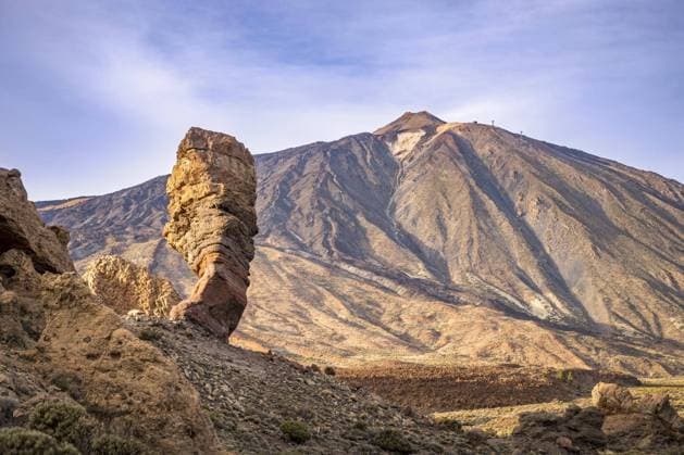  Felsformation God s Thumb und Mount Teide, El Teide, Pico del Teide, Vulkan im Teide Nationalpark auf Teneriffa auf den Kanarischen Inseln, Spanien, Europa *** Rock formation God S Thumb and Mount Teide, El Teide, Pico Del Teide, Volcano at Teide National Park at Tenerife at the Canaries Islands, Spain, Europe Copyright: imageBROKER/alimdix/xArterrax/xJonathanxVandevoorde ibltsm09825729.jpg