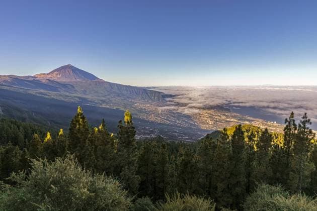 Berg Teide, El Teide, Pico del Teide, Vulkan, Stratovulkan im Teide Nationalpark auf Teneriffa auf den Kanarischen Inseln, Spanien, Europa *** mountain Teide, El Teide, Pico Del Teide, Volcano, Stratovolcano at Teide National Park at Tenerife at the Canaries Islands, Spain, Europe Copyright: imageBROKER/alimdix/xArterrax/xJonathanxVandevoorde ibltsm09825730.jpg