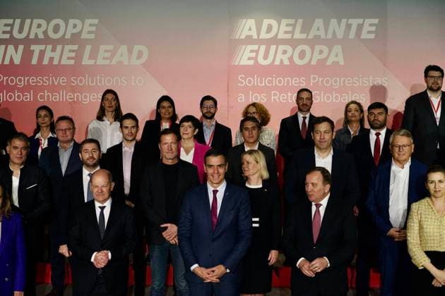 Pedro Sanchez bilateral meeting with German Olaf Scholz - Spain Acting Prime Minister and leader of the PSOE, Pedro Sanchez, heads of government, leaders and activists pose in the family photo of the PES meeting. On November 10, 2023 in Malaga (Andalusia, Spain). Heads of government, leaders and activists of the PES are meeting these days in the capital of the Costa del Sol with the participation also of the acting Prime Minister and leader of the PSOE, Pedro Sanchez, who, in addition to participating in the congress, has held this Friday a bilateral meeting with the Federal Chancellor of Germany, Olaf Scholz.Photo by Alex Zea Europa Press ABACAPRESS.COM 11 10 2023 Malaga (Andalusia, Spain) Spain  Copyright: xEuropaxPress ABACAx