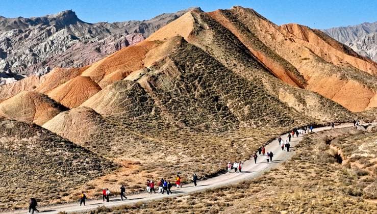 News Themen der Woche KW45 News Bilder des Tages Hiking Through in Zhangye ZHANGYE, CHINA - NOVEMBER 11, 2023 - Outdoor hiking and fitness enthusiasts walk through the Alien Valley scenic spot in Zhangye City, Gansu Province, China, Nov 11, 2023. Zhangye Gansu China  Copyright: xCFOTOx originalFilename: cfoto-hikingth231111_npSf6.jpg