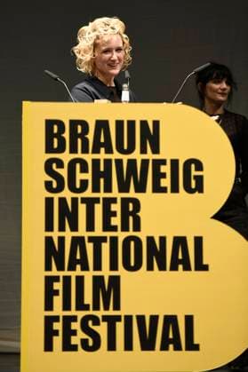 Vanessa Donelly receives the Heimspiel Award at the award ceremony of the 37 Braunschweig International Film Festival in the Great House of the Braunschweig State Theater Braunschweig, 11 11 2023 Foto:xC.xNiehausx xFuturexImagex biff_3120