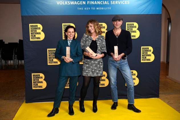 Veerle Baetens with the Heinrich Audience Award and the Volkswagen Financial Services Film Award for Best Film Cecile de France with the Europa as European Acting Award at the award ceremony of the 37 Braunschweig International Film Festival in the main auditorium of the Braunschweig State Theater Braunschweig, 11 11 2023 Foto:xC.xNiehausx xFuturexImagex biff_3139