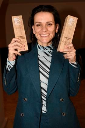 Veerle Baetens with the Heinrich Audience Award and the Volkswagen Financial Services Film Award for the best film at the awards ceremony of the 37 Braunschweig International Film Festival in the main auditorium of the Braunschweig State Theater Braunschweig, 11 11 2023 Foto:xC.xNiehausx xFuturexImagex biff_3141