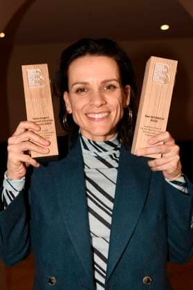 Veerle Baetens with the Heinrich Audience Award and the Volkswagen Financial Services Film Award for the best film at the awards ceremony of the 37 Braunschweig International Film Festival in the main auditorium of the Braunschweig State Theater Braunschweig, 11 11 2023 Foto:xC.xNiehausx xFuturexImagex biff_3143