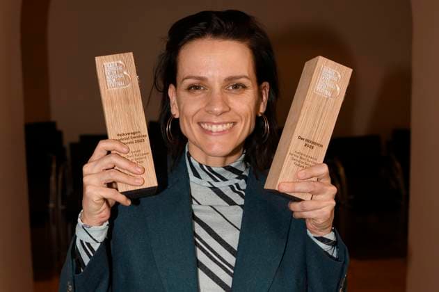 Veerle Baetens with the Heinrich Audience Award and the Volkswagen Financial Services Film Award for the best film at the awards ceremony of the 37 Braunschweig International Film Festival in the main auditorium of the Braunschweig State Theater Braunschweig, 11 11 2023 Foto:xC.xNiehausx xFuturexImagex biff_3144
