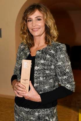 Cecile de France with the Europa as European Acting Award at the award ceremony of the 37 Braunschweig International Film Festival in the Great House of the Braunschweig State Theater Braunschweig, 11 11 2023 Foto:xC.xNiehausx xFuturexImagex biff_3151