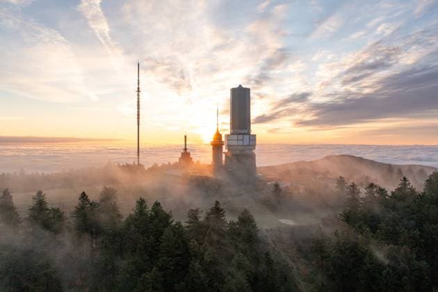 Bilder des Jahres 2023, News 11 November News Themen der Woche KW45 News Bilder des Tages Morgennebel im Taunus Die Höhenlagen rund um den Großen Feldberg ragen am Morgen bei Sonnenaufgang aus dem Nebel. Auch in der kommenden Woche wird wechselhaftes Wetter mit Regen und Wind vorhergesagt., Schmitten Hessen Deutschland *** Morning fog in the Taunus The high altitudes around the Großer Feldberg rise out of the fog at sunrise Changeable weather with rain and wind is also forecast for the coming week , Schmitten Hessen Germany