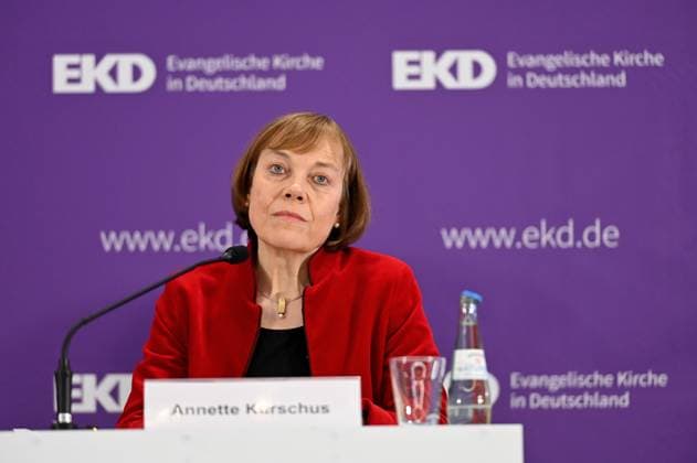 Bilder des Jahres 2023, News 11 November News Themen der Woche KW45 News Bilder des Tages Pressekonferenz waehrend der Synode der Evangelischen Kirche in Deutschland (EKD) in Ulm (Foto vom 12.11.2023). Fuer die Ratsvorsitzende der Evangelischen Kirche in Deutschland (EKD), Annette Kurschus, schliessen sich Mitgefuehl mit den israelischen Opfern des terroristischen Anschlags der Hamas und mit palaestinensischen Opfern nicht aus. Es sei toericht, die Solidaritaet mit Israel und die Empathie fuer die palaestinensischen Opfer in ein Entweder-oder zu zwingen. Genau diese Haltung wolle die EKD auch in die internationalen kirchlichen Diskussionen ueber den Nahost-Konflikt eintragen, sagte Kurschus am Sonntag vor Journalisten in Ulm am Rande der EKD-Synodentagung. (Siehe epd-Meldung vom 12.11.2023) EDITORIAL USE ONLY *** Press confere Copyright: epd-bild HeikexLyding Pressekonferenz24