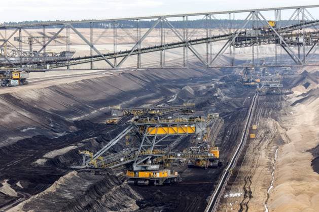 Braunkohletagebau Jaenschwalde DEU Deutschland Brandenburg Jaenschwalde, 10.11.2023, Tagebau Jaenschwalde (LEAG) im lausitzer Revier, Blick in die Kohlegrube mit Kohlefoerderung. Der Kohleabbau im Braunkohletagebau Jaenschwalde wird voraussichtlich Ende des Jahres 2023 eingestellt und der Tagebau geschlossen. *** Jaenschwalde opencast lignite mine DEU Germany Brandenburg Jaenschwalde, 10 11 2023, Jaenschwalde opencast mine LEAG in the Lausitz mining area, view into the coal pit with coal conveyor Coal mining in the Jaenschwalde opencast lignite mine is expected to cease at the end of 2023 and the opencast mine will be closed AF_Tgb_Jaenschwalde_86009.jpeg