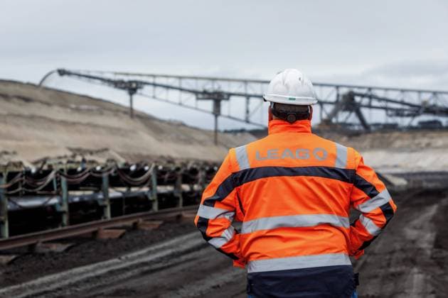 Braunkohletagebau Jaenschwalde DEU Deutschland Brandenburg Jaenschwalde, 10.11.2023, Tagebau Jaenschwalde (LEAG) im lausitzer Revier, Ein LEAG-Mitarbeiter steht im Tagebau Jaenschwalde und blickt auf die Foerderbruecke F60 in der Grube. Der Kohleabbau im Braunkohletagebau Jaenschwalde wird voraussichtlich Ende des Jahres 2023 eingestellt und der Tagebau geschlossen. *** Jaenschwalde opencast lignite mine DEU Germany Brandenburg Jaenschwalde, 10 11 2023, Jaenschwalde opencast mine LEAG in the Lausitz mining area, A LEAG employee stands in the Jaenschwalde opencast mine and looks at the F60 conveyor bridge in the mine Coal mining in the Jaenschwalde opencast lignite mine is expected to cease at the end of 2023 and the opencast mine will be cl AF_Tgb_Jaenschwalde_86305.jpeg